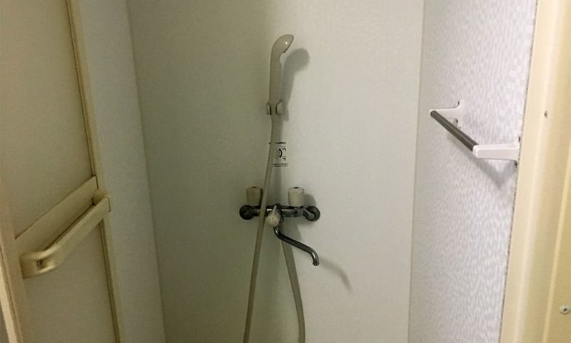 更衣室内のシャワー