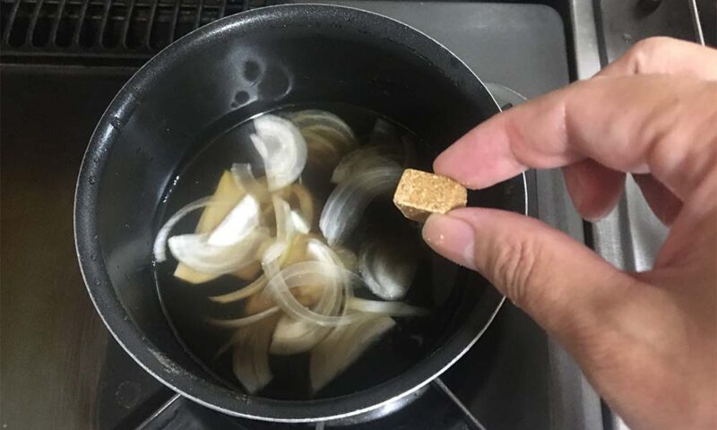 鍋で調理中にザリガニスープ