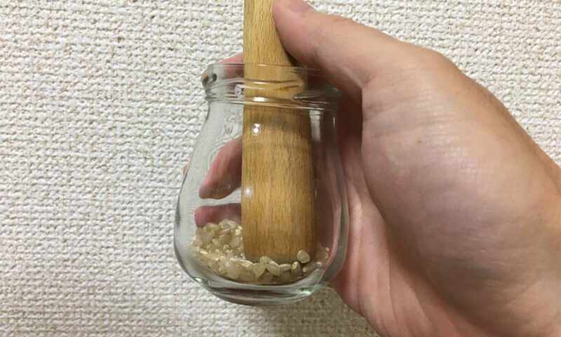 小瓶に入れた玄米